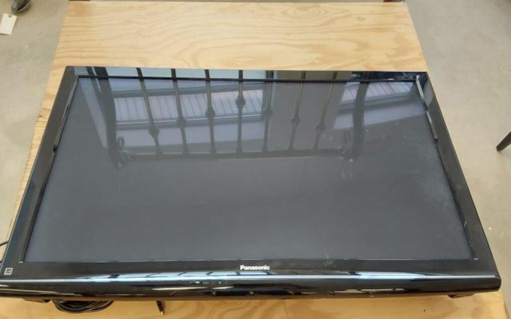 PANASONIC FLAT SCREEN TV WITH WALL MOUNT- WITH