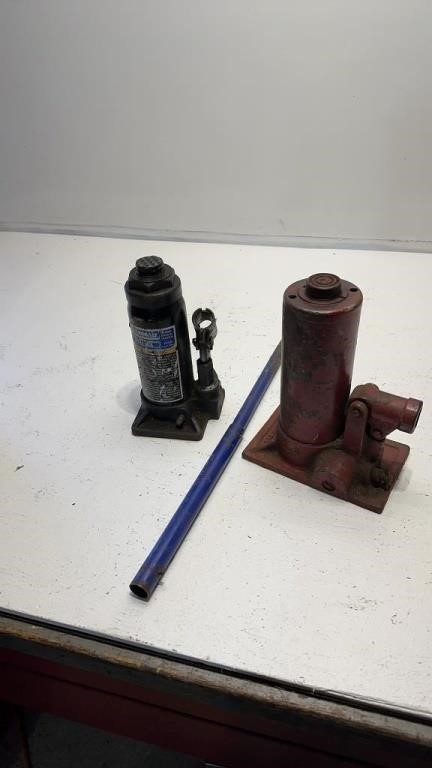 2 Hydraulic Jacks