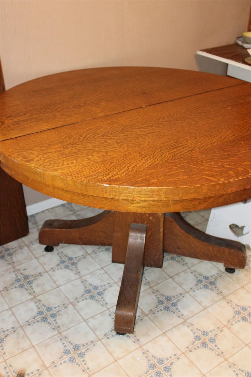 Round Oak table w/ Pedestal base + leaf extension