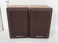 2 Realistic speakers