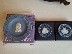 2 Mettlach & 1 Wedgwood Collectors medallions. Din
