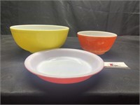 Pyrex bowls and pie plate