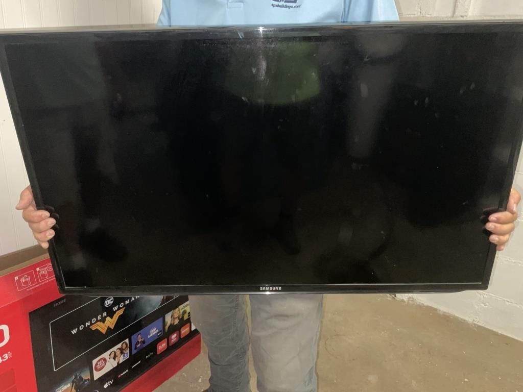 Working Samsung 40 inch TV with stand and remote