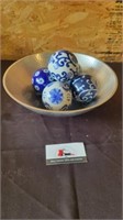 Bowl & decorative balls