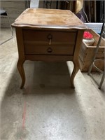 22"X31'x21" END TABLE