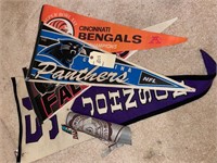 VINTAGE COLLEGE PENNANTS AND MPRE
