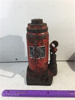 Gas can & hyd jack