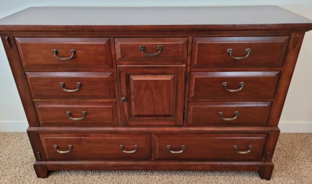 9 DRAWER BROYHILL DRESSER WITH JEWELRY CADDY