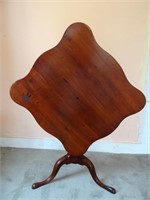 Mahogany tilt top table, c.1820, 36 x 31 x 28"