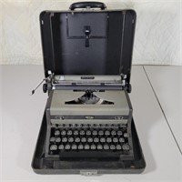 Antique Royal Quiet De Luxe Typewriter