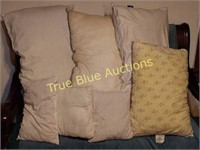 (7) Pillows -(4)Big (3)Small With Tote