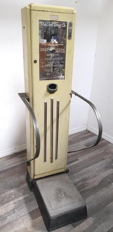 Vintage 1 cent Peerless weighing and vending