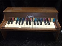 VINTAGE JAYMAR TOY CHILDS PIANO