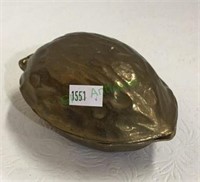 Brass hinged lidded nut trinket dish measuring 2