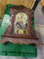 VINTAGE WIND UP CLOCK WITH A KEY