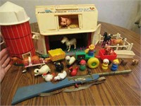 1968 fisher-price family farm with animals & peeps