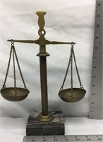D1) VINTAGE BRASS SCALE WITH MARBLE BASE