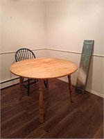 Round Kitchen Table & 1 Chair, 2 Leaves