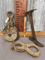 WOOD PULLEY, HOOK, COBBLERS SHOE STAND
