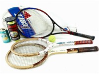 4 raquettes de tennis avec 4 balles