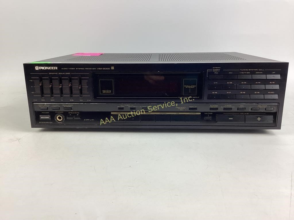 Pioneer VSX-2000 stereo receiver, powers up