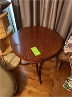 round parlor table