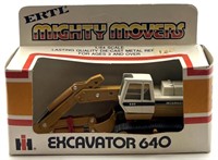 1:64 ERTL IH Excavator 640 Mighty Movers