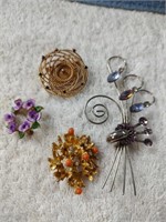 4 Vintage Women's Brooches
