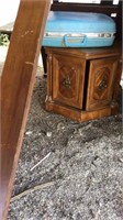 END TABLE SUIT CASE BED AND OLD HOOK IN RAILS