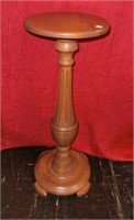 nicely turned oak pedestal in beautiful condition