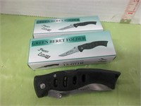 PAIR OF GREEN BERET POCKET KNIVES IN BOX