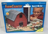 1/64 Farm Country Barn and Silo Set