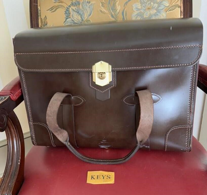 Leather briefcase, locking with key