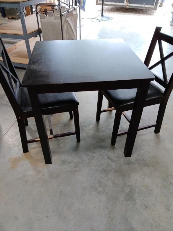 Kitchen table w 2 chairs. Chairs have bee chewed