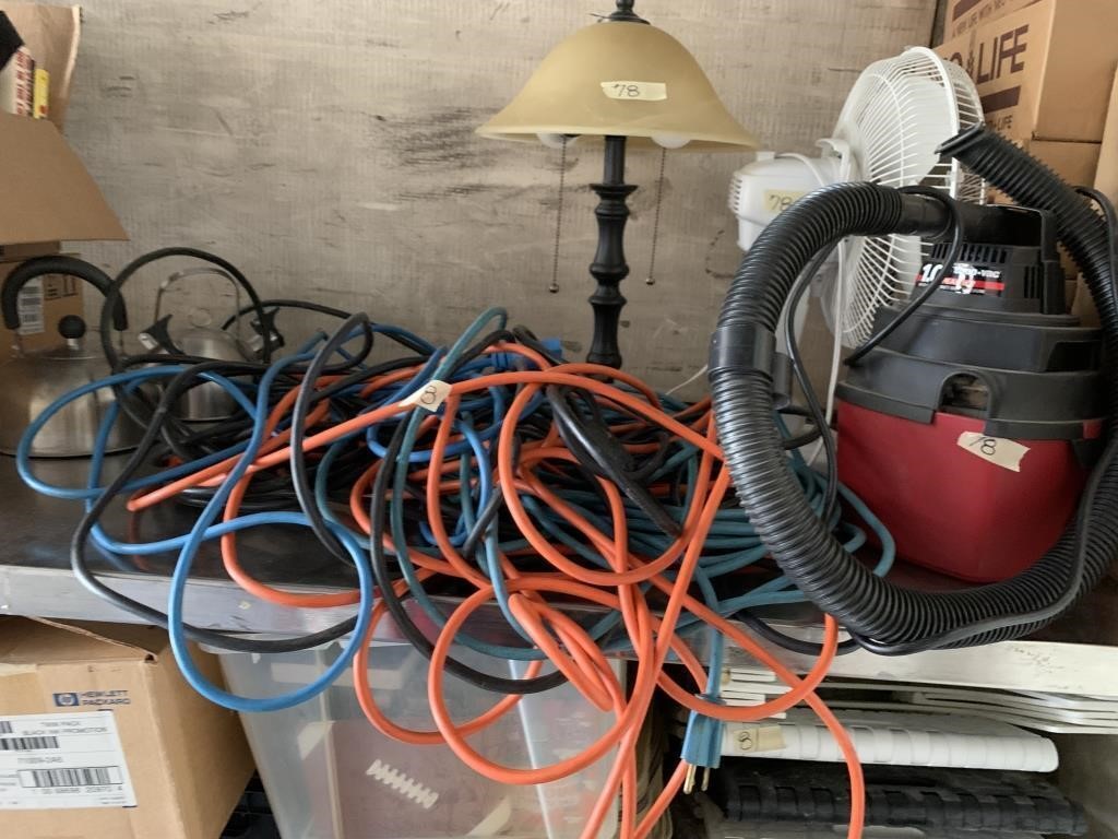 Lot with a ramp, a small fan, 1 gallon shop vac an