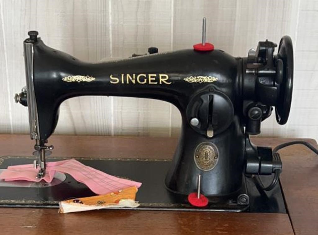 Singer Sewing machine cabinet with Foot Pedal