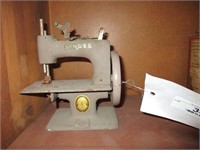 Mineature Vintage Sewing Machine Model