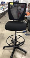 Swivel abujustable desk chair