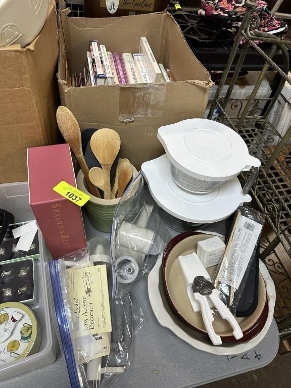 LARGE LOT OF KITCHEN ITEMS / PAMPERED CHEF ETC