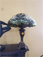BEAUTIFUL STAINED GLASS LAMP - TIFFANY?
