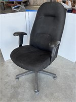 Black office chair - missing wheel