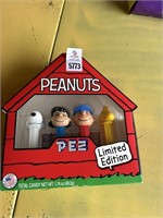 Snoopy The Peanuts Pez Set