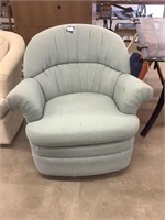 Swivel rocker chair, needs cleaned. Shipping not