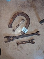 Royal Pitching shoe, Wrenches