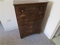 Vintage wood dresser. 5 drawers.