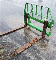 JOHN DEERE FORK ATTACHMENT