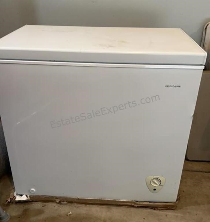 FRIGIDAIRE Small Chest Freezer  35? x 20-1/2? x