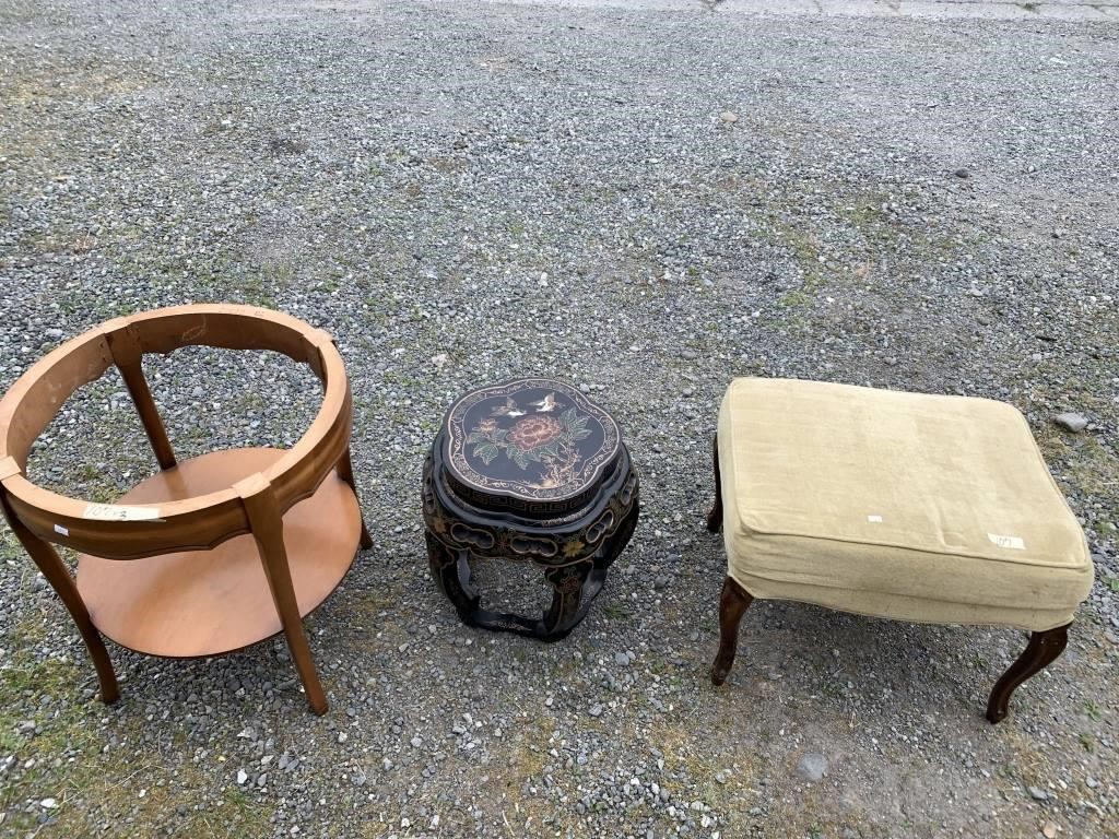 Lot with Oriental style table and an end table mis