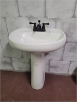 Bathroom pedistal sink with taps (good condition)