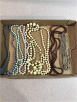 Costume jewelry, set of 8 necklaces